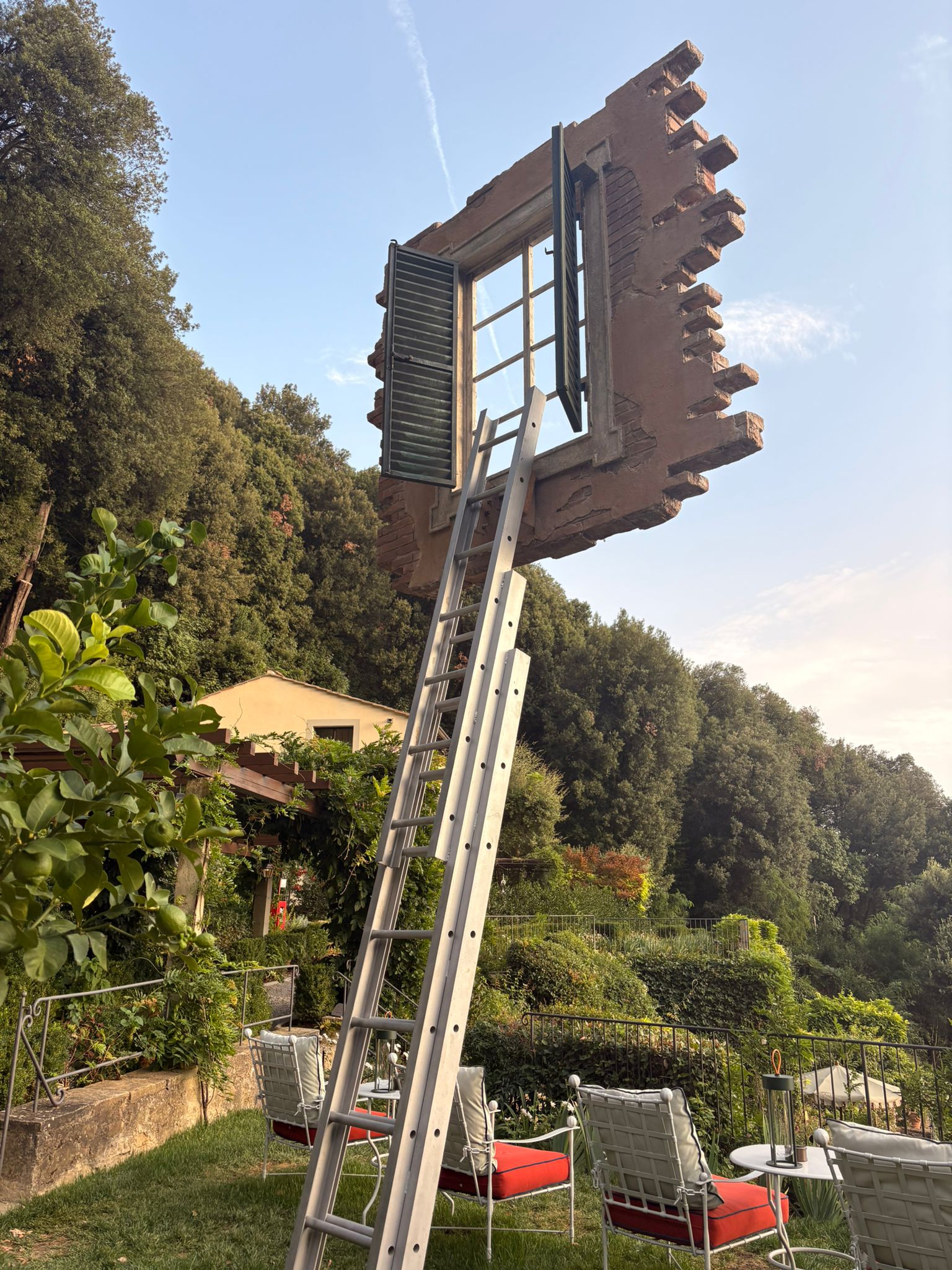 Un intervento artistico nel giardino di Villa San Michele